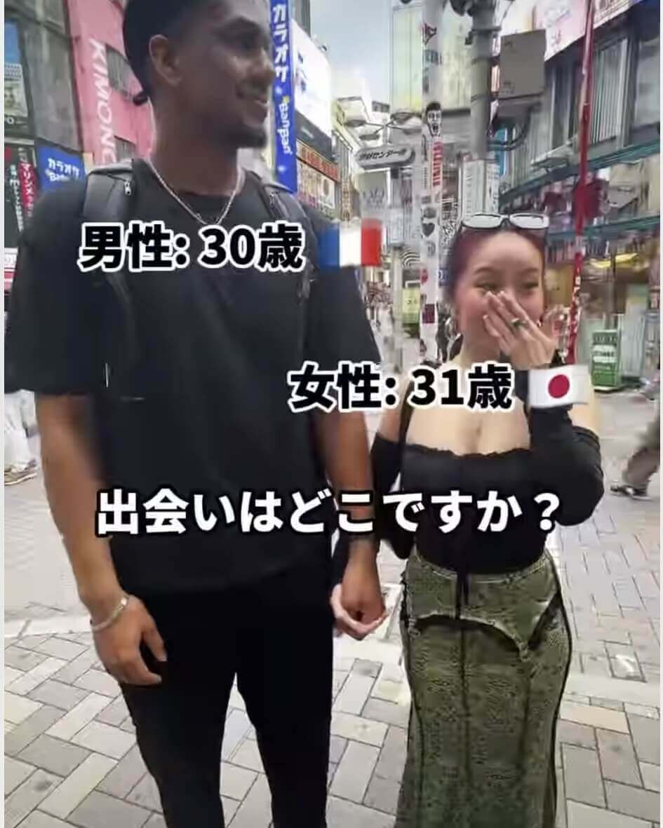 福岡の街頭インタビューで国際恋愛について話すフランス人男性と日本人女性