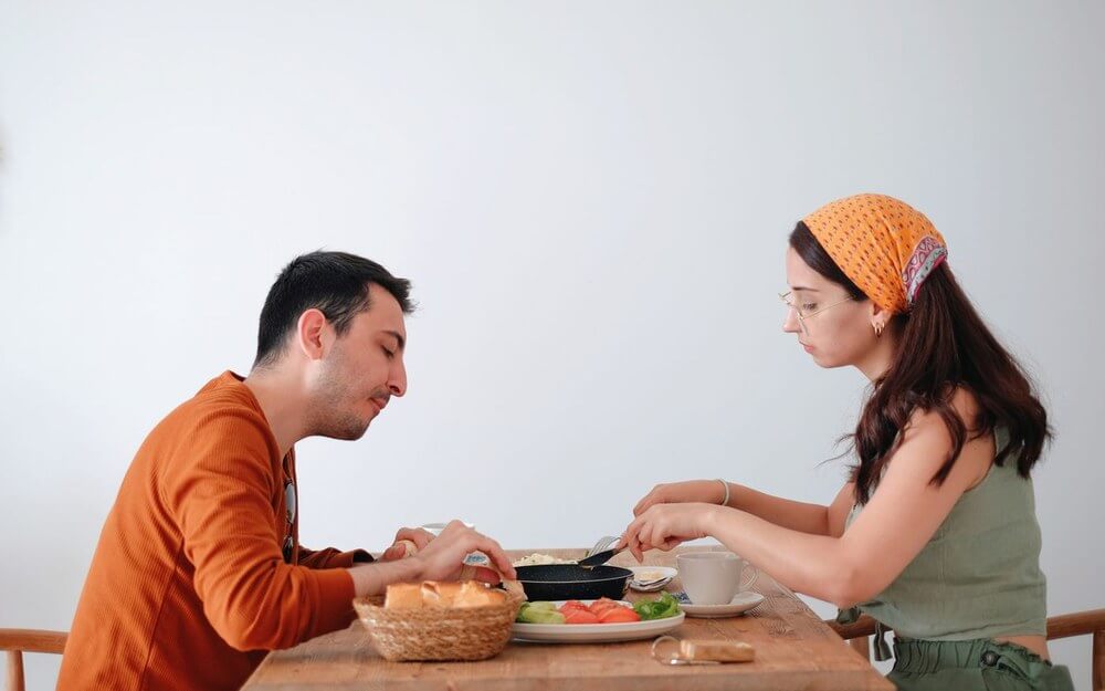 食卓で向き合うカップル(日常のデートと食事のイメージ)