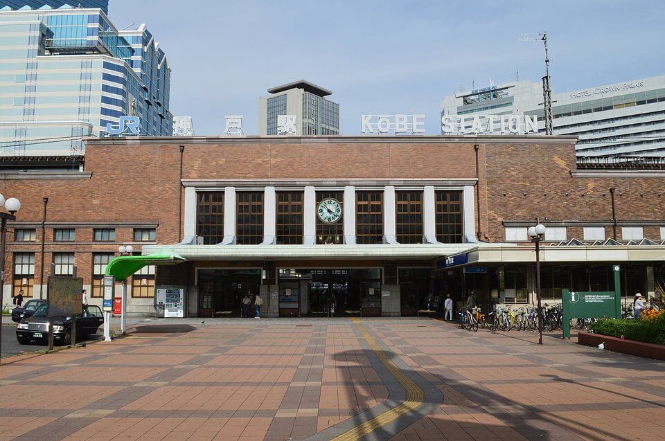 神戸駅の駅舎と広場