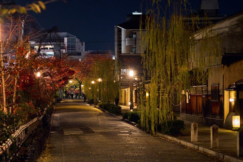 祇園の石畳と花見小路
