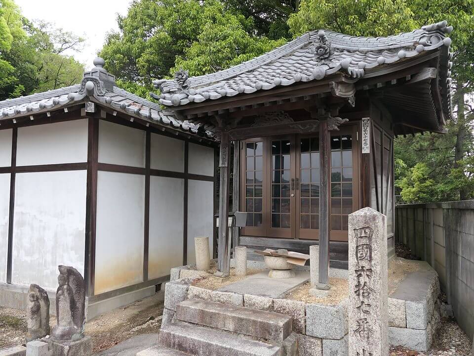 覚王山の坂道とカフェ