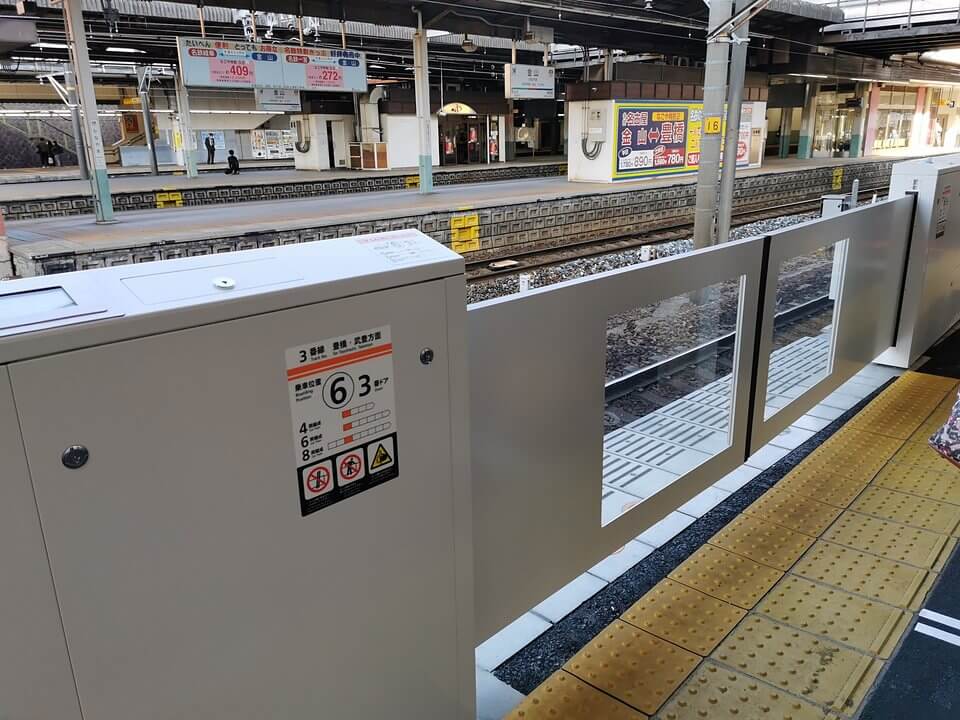金山駅のコンコース