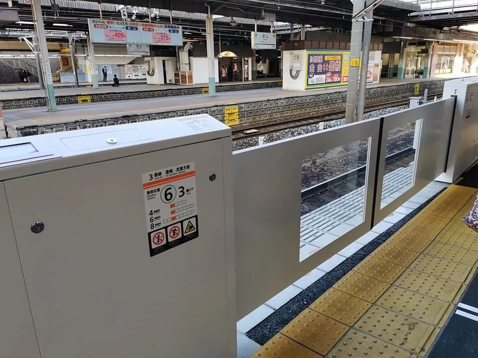 金山駅のコンコース