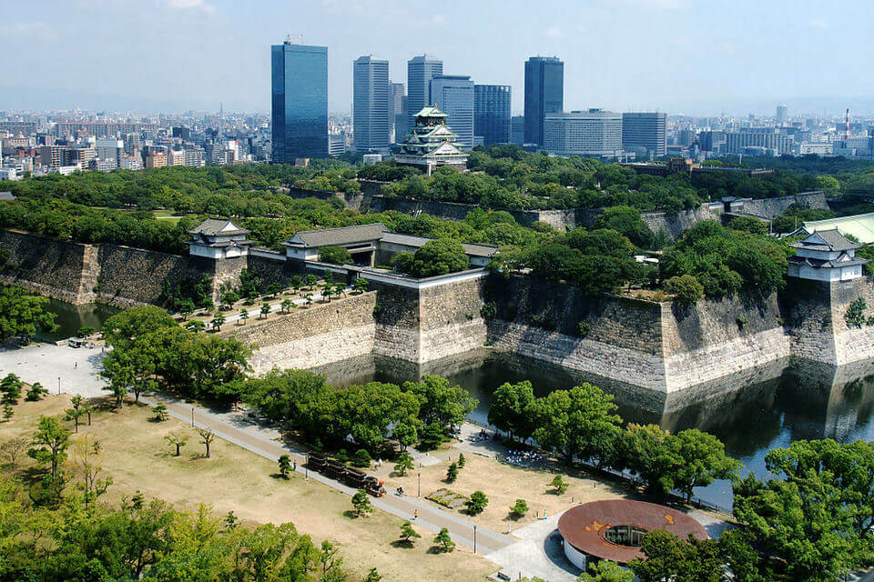 大阪城の天守閣と公園の緑