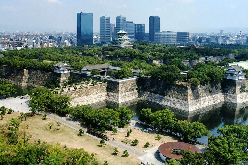 大阪城の天守閣と公園の緑