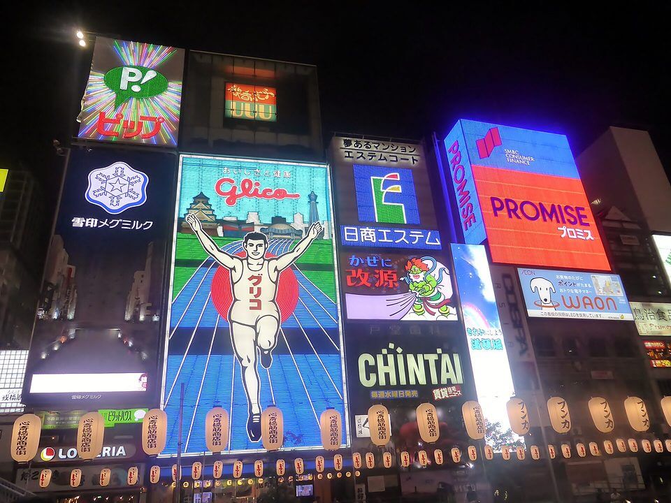 道頓堀のネオンと夜の川沿い