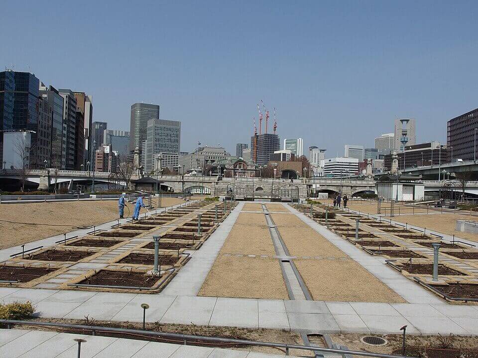中之島の水辺とレンガ建築の街並み