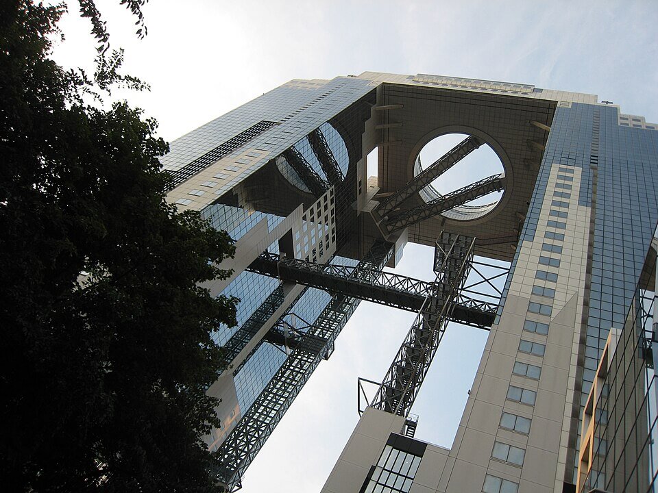 梅田スカイビルと大阪・キタの街並み