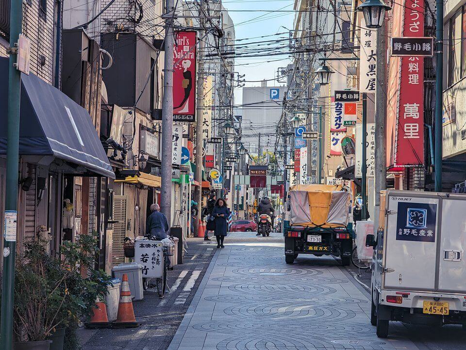 野毛の細い路地に並ぶ飲食店