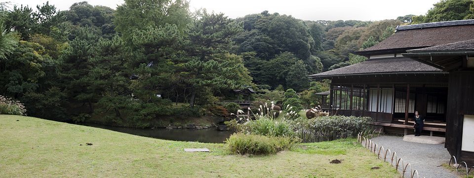 三溪園の池と移築された古建築