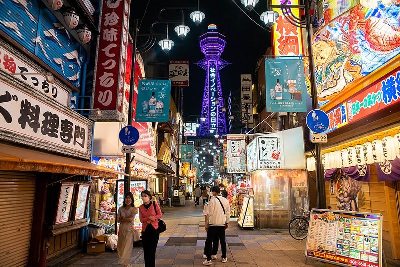 大阪・新世界の通天閣と賑やかな街並み