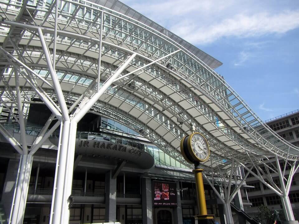 出口の多い福岡の大規模駅の構内
