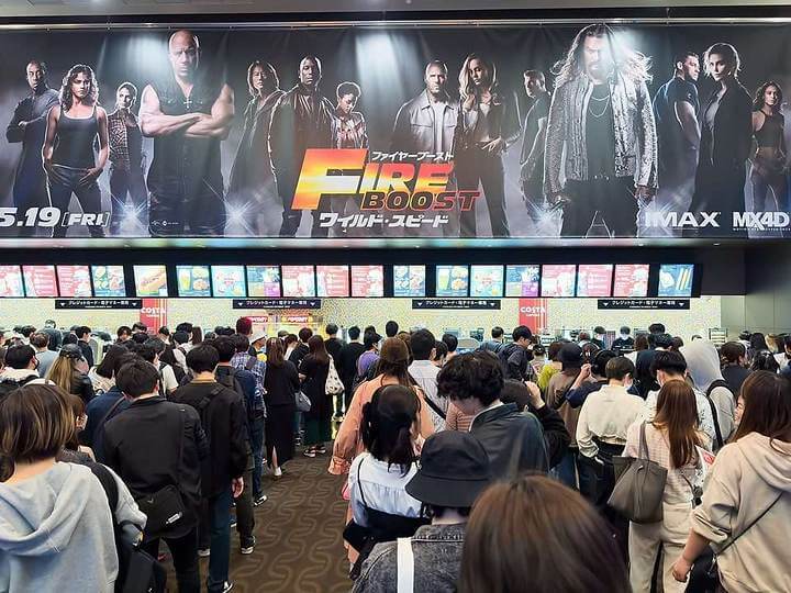 映画館のスクリーンと客席