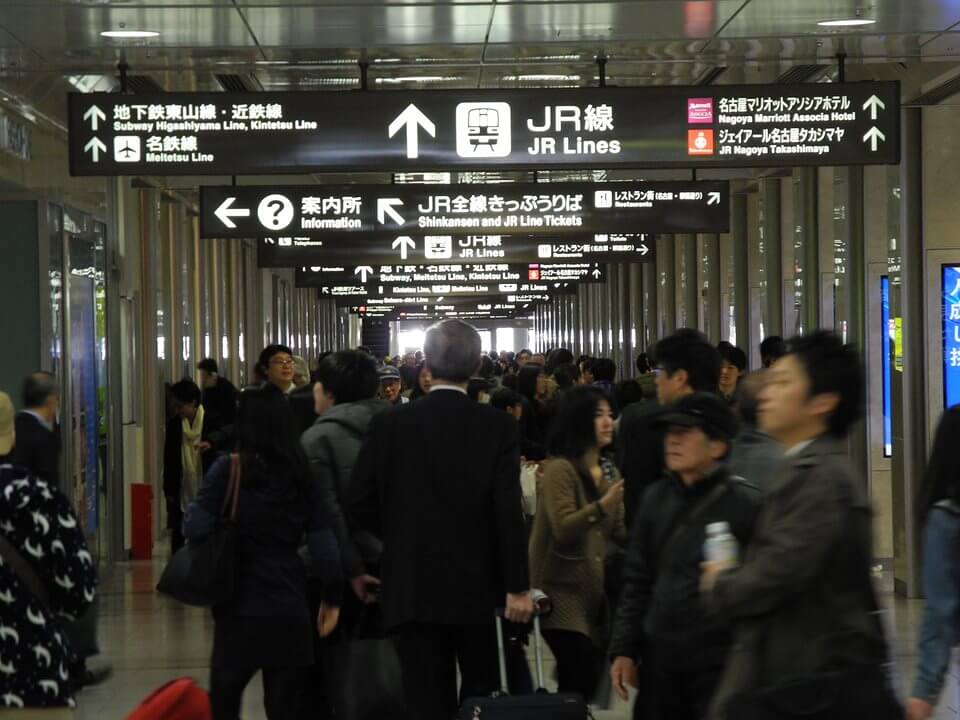 出口の多い名古屋の大規模駅の構内