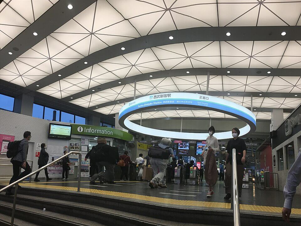 出口の多い東京の大規模駅の構内