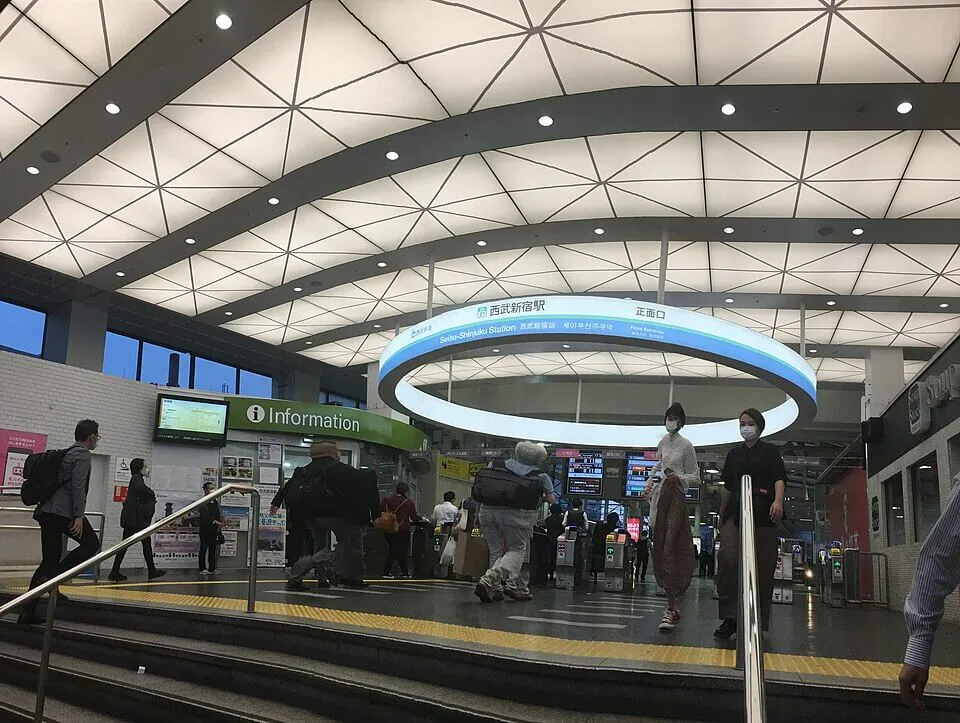 出口の多い東京の大規模駅の構内