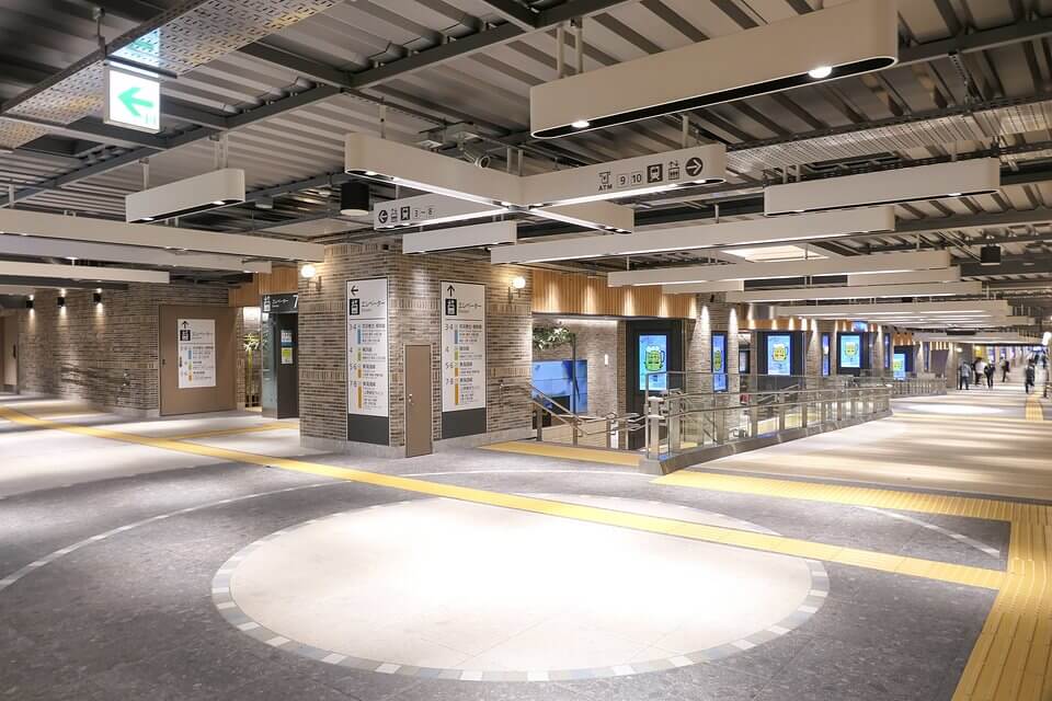 出口の多い横浜の大規模駅の構内