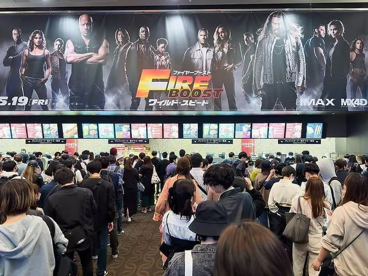 映画館のスクリーンと客席